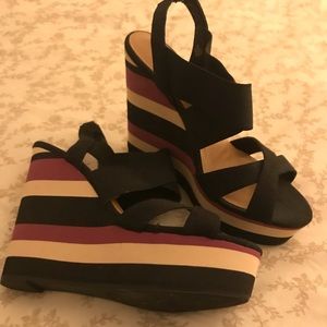 Striped foam wedge, black straps sling back heel